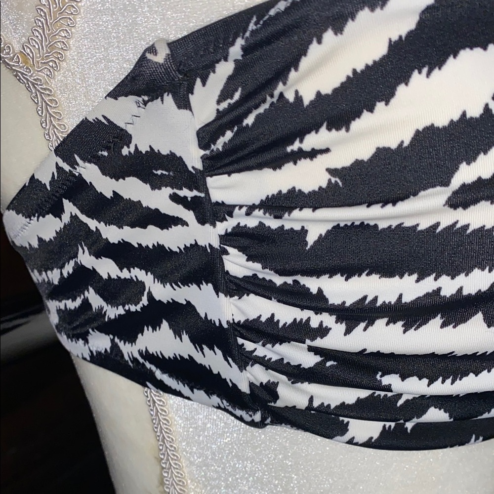 Victoria's Secret Black and White Bikini Top - Picture 4 of 10